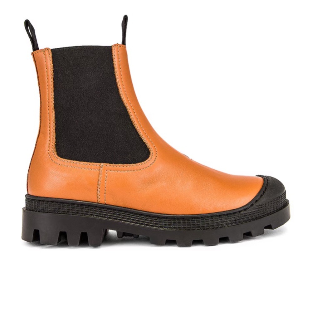 Gorgeous New in Box Loewe Chelsea Boot in Camel Leather
